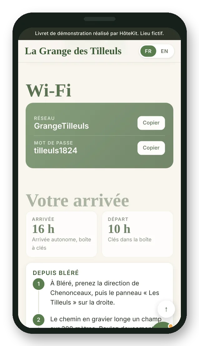 Le livret ouvert sur le téléphone d’un voyageur : Wi-Fi, arrivée, accès